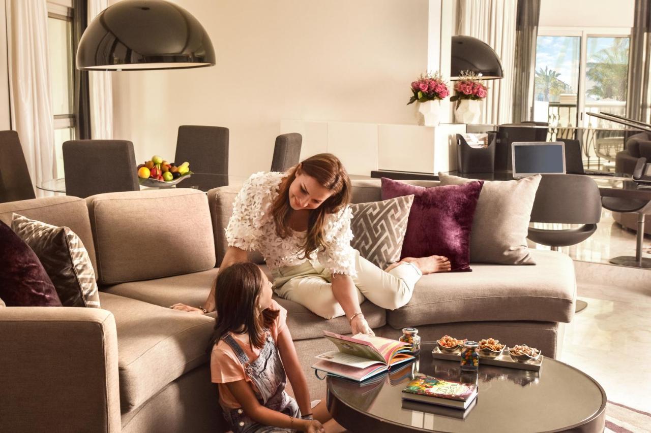 Hotel Al Ain Rotana Zimmer foto A family in a living room