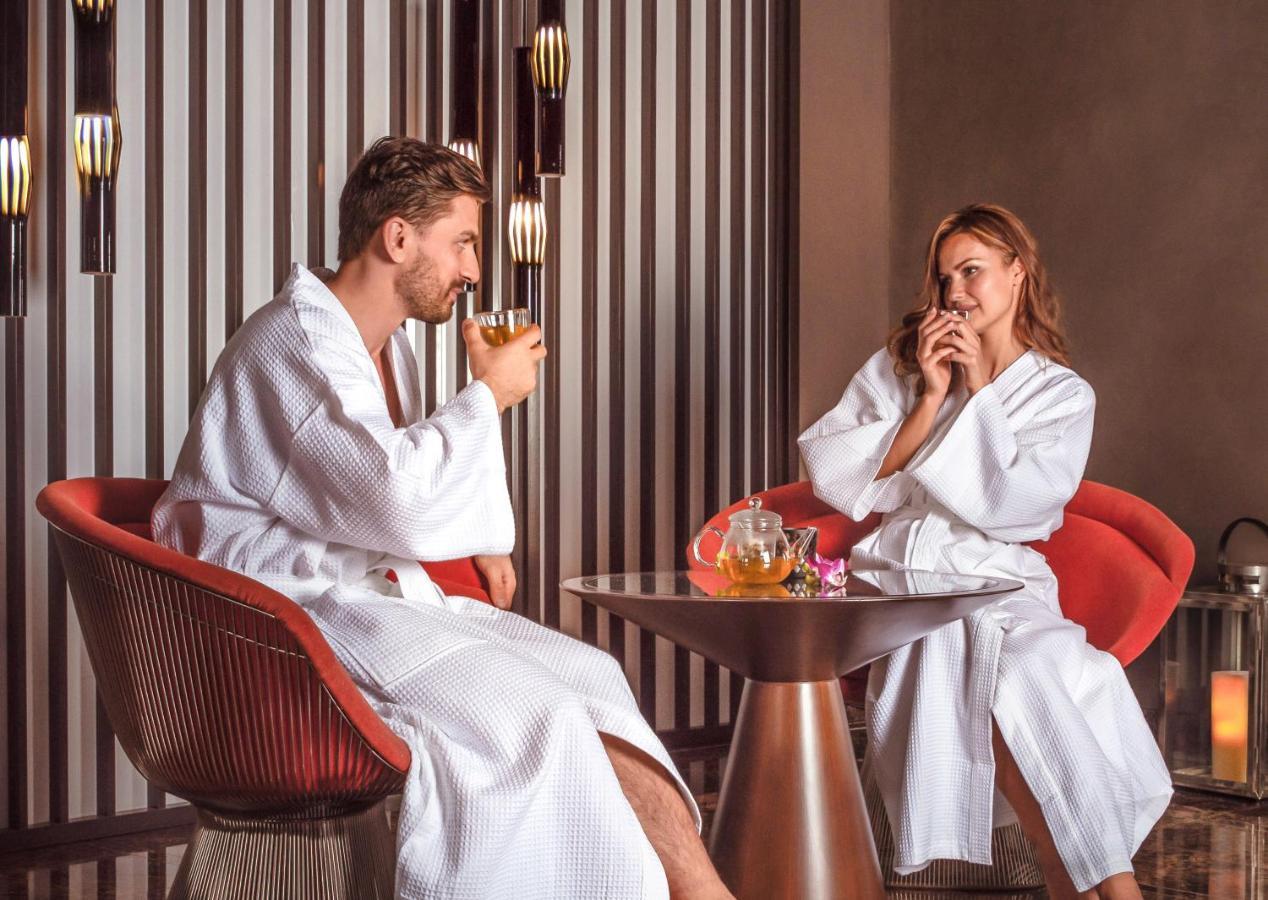 Hotel Al Ain Rotana Exterior foto A couple wearing bathrobes